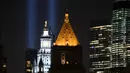 Instalasi cahaya bertajuk 'Tribute in Light' memperingati serangan gedung kembar menerangi langit di lower Manhattan, New York, Selasa (10/9/2019). Cahaya kembar itu jadi simbol menara kembar WTC yang hancur diserang kelompok pembajak pesawat 18 tahun silam. (AP/Mark Lennihan)