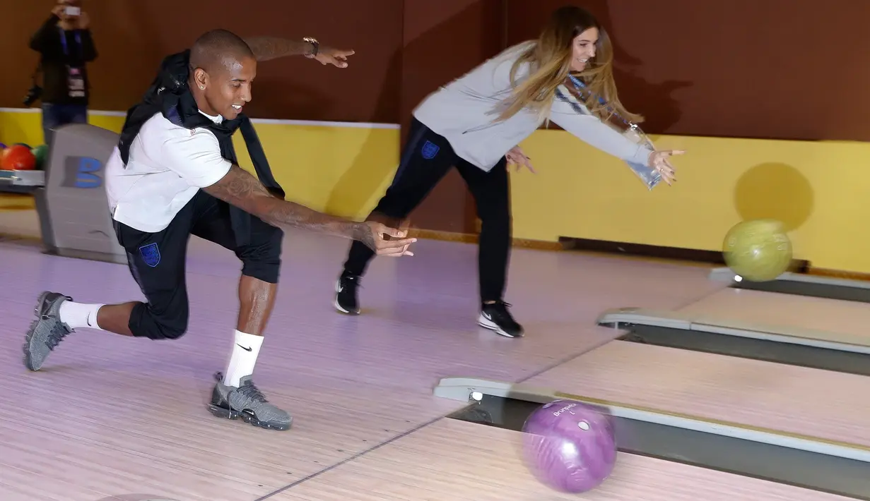 Bek Timnas Inggris, Ashley Young (kiri) saat bermain bowling di pusat media Inggris di Repino, dekat St. Petersburg Rusia, Senin (9/7). Inggris akan menghadapi Kroasia dalam semifinal Piala Dunia 2018. (AP Photo/Alastair Grant)
