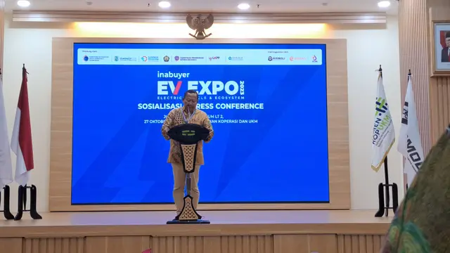 Ketua Umum Asosiasi Industri Motor Listrik Indonesia (Aismoli), Budi Setiadi  dalam acara konferensi pers Inabuyer EV Expo 2023, di Kantor Kementerian Koperasi dan UKM, Jakarta, Jumat (27/10/2023). (Ayu/Merdeka.com)