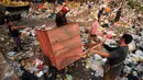 Pekerja melakukan pembokaran sampah yang diangkut dalam gerobak di TPSS Kalibata, Jakarta, (4/11/2015). Rencananya ITF Jakarta akanmenggunakan teknologi berbasis incenerator yang mampu mereduksi sampah hingga 90 persen. (Liputan6.com/Helmi Fithriansyah)