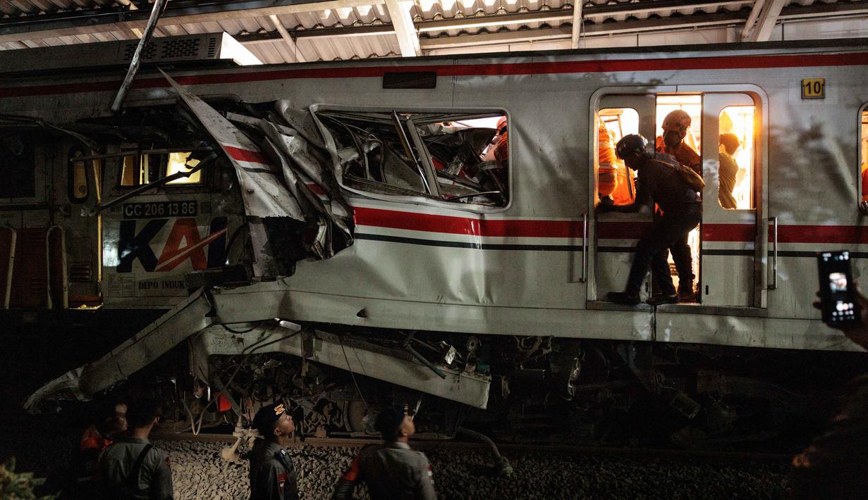 Tim penyelamat bekerja di lokasi terjadinya tabrakan kecelakaan Kereta Api Jarak Jauh (KAJJ) Argo Bromo Anggrek dengan Kereta Rel Listrik (KRL) Commuter Line di Stasiun Bekasi Timur, Jawa Barat, pada Selasa 28 April 2026 dini hari. (Yasuyoshi Chiba/AFP)