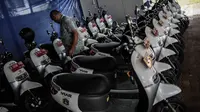 Petugas mengecek motor listrik di Taman Marga Satwa Ragunan, Jakarta, Kamis (13/12). Pemprov DKI mulai menggunakan motor listrik di beberapa titik dalam upaya mempercepat penggunaan kendaraan listrik di Indonesia. (Liputan6.com/Faizal Fanani)