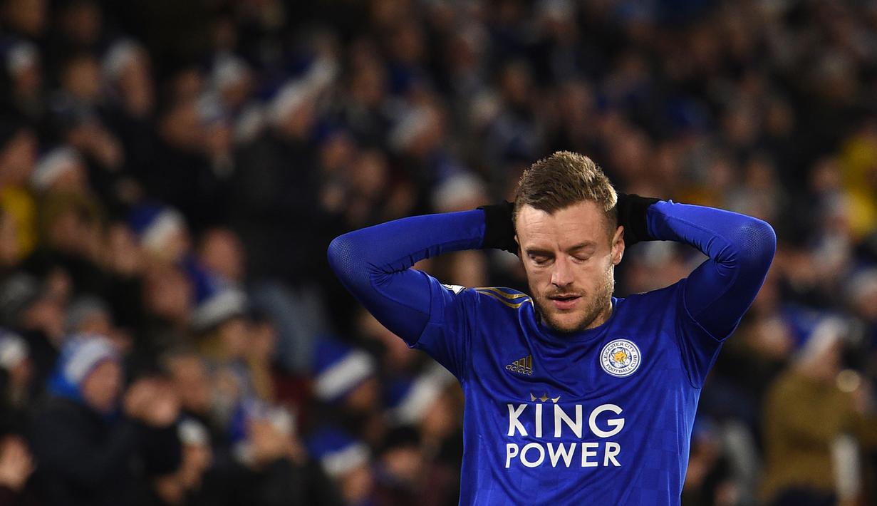 Striker Leicester, Jamie Vardy, tampak kecewa usai ditahan imbang Norwich pada laga Premier League di Stadion King Power, Leicester, Sabtu (14/12). Kedua klub bermain imbang 1-1. (AFP/Oli Scarff)