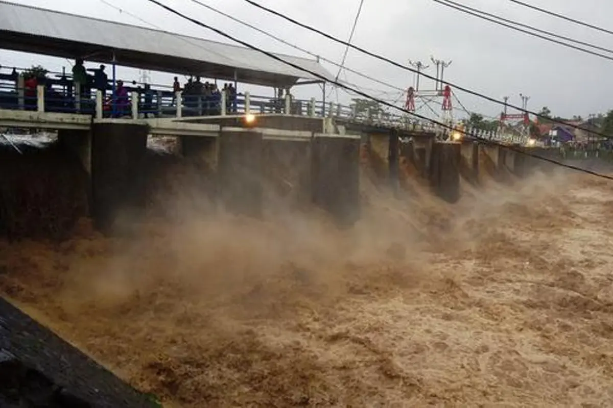 Bendung Katulampa siaga I, warga bantaran sungai diharap waspada. (Liputan6.com/Achmad Sudarno)