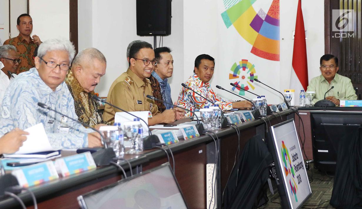 Gubernur DKI Jakarta Anies Baswedan (ketiga kiri) saat mengikuti rakor persiapan Asean Games 2018 di Jakarta, Senin (19/2). Agenda rapat adalah evaluasi pelaksanaan Invitation Tournament serta uji coba jelang Asian Games 2018. (Liputan6.com/Angga Yuniar)