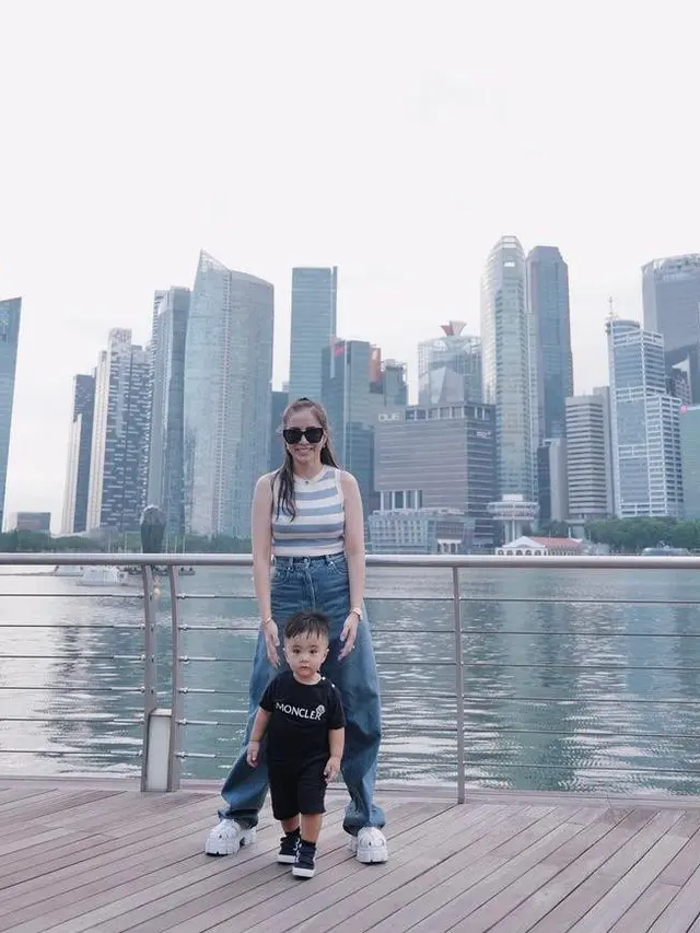 9 Potret Gaya Momo Geisha Liburan di Singapura, Semakin Menawan dengan Outfit Kekinian