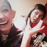 Pebulutangkis Greysia Polii bersahabat dengan penyanyi kondang Agnes Monica.