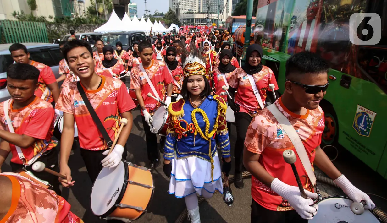 Penampilan parade drumband SMA saat mengkampanyekan Sail Teluk Cenderawasih bertepatan dengan Hari Bebas Kendaraan Bermotor (HBKB), Kawasan Thamrin, Jakarta, Minggu (8/10/2023). (Liputan6.com/Angga Yuniar)
