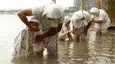 Pengikut agama Sabean Mandaean melakukan ritual di Sungai Tigris saat perayaan Banja atau Pesta Kreasi, Baghdad, Irak, Senin (15/3/2021). Sabean Mandaean merupakan sekte pra-Kristen yang mengikuti ajaran Yohanes Pembaptis dari Alkitab. (AP Photo/Hadi Mizban)