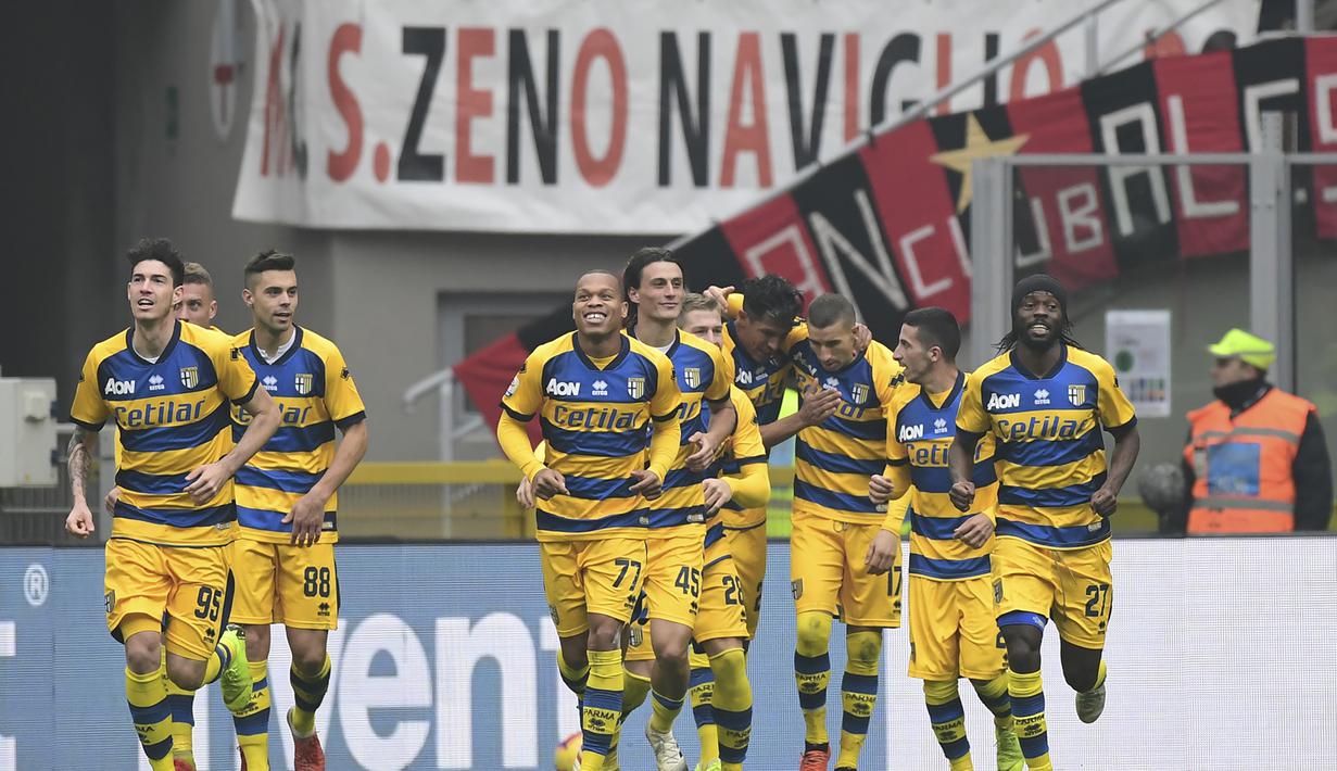 Parma mampu unggul terlebih dahulu usai Inglese mencetak gol ke gawang Milan pada menit ke-49 dalam laga lanjutan giornata ke-14 Serie A yang berlangsung di stadion San Siro, Milan, Minggu (2/12). Parma kalah 1-2. (AFP/Miguel Medina)