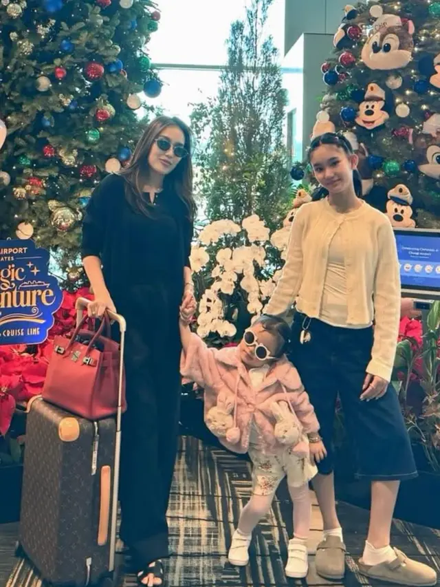 Airport look Ayu Ting Ting liburan ke Singapura. [@ayutingting92]