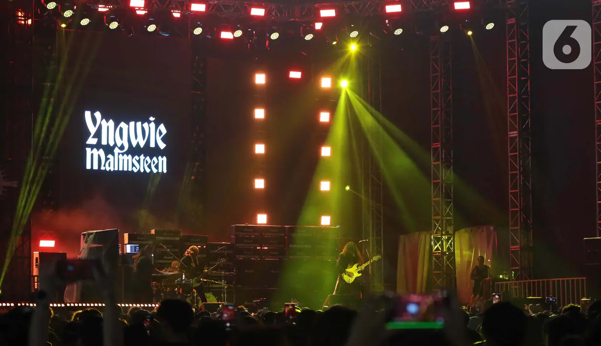 Malam itu, Yngwie Malmsteen membawakan beberapa lagu seperti: Rising Force, Soldier, Seventh Son, Trilogy. (Liputan6.com/Herman Zakharia)