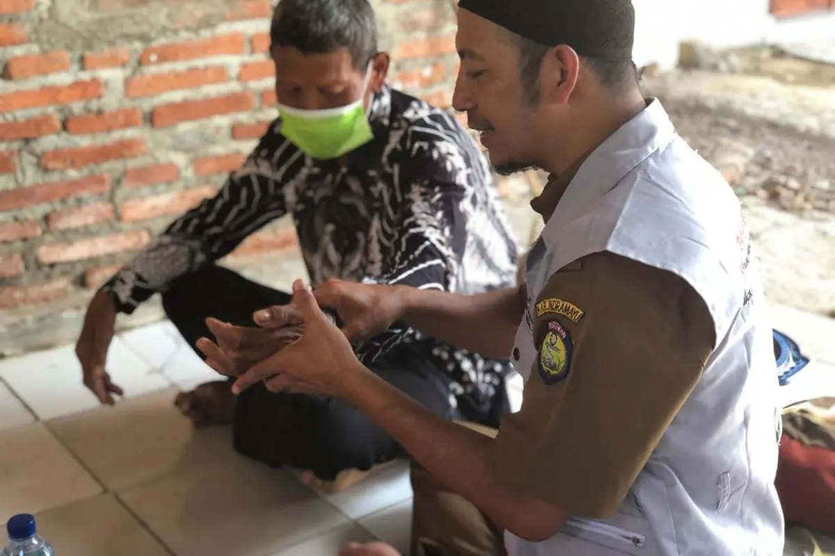 Petugas dinas kesehatan Indramayu sedang melakukan sosialisasi perawatan kusta pada Orang yang Pernah Mengalami Kusta (OYPMK).