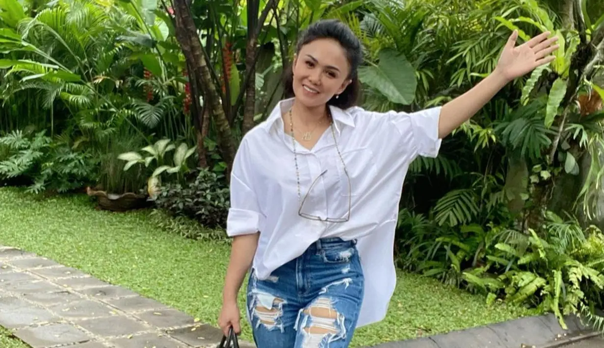 Kakak dari Krisdayanti ini sendiri cukup dikenal dengan penampilannya yang tetap stylish bak ABG. Ia juga terlihat memilih memadukan kemeja putih polos oversize dengan ripped jeans. (Liputan6.com/IG/@yunishara36)