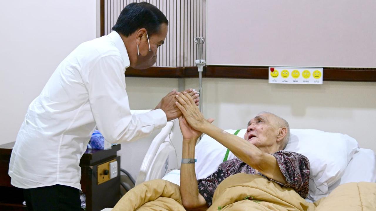 Presiden Joko Widodo atau Jokowi menjenguk Wakil Presiden ke-6 RI Try Sutrisno.
