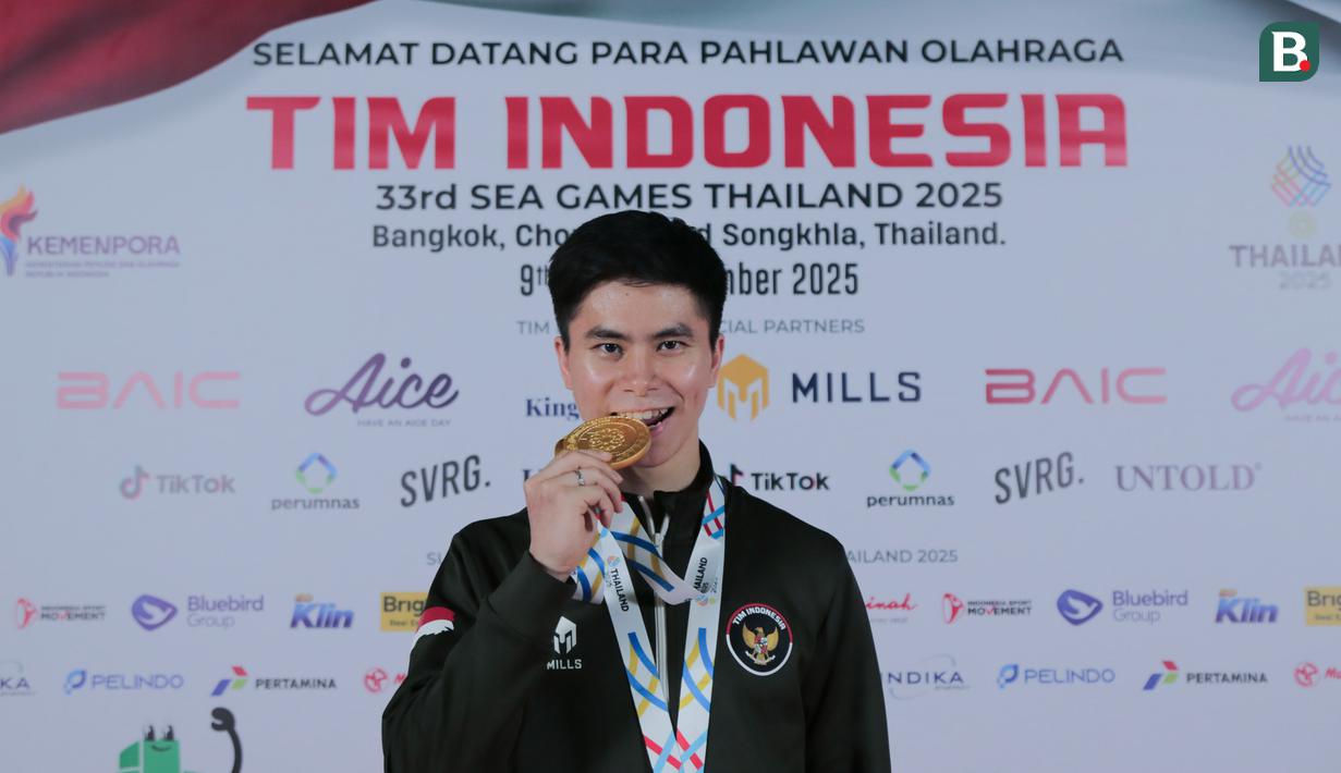 Atlet Wushu, Edgar Xavier Marvelo, berpose setelah acara penyambutan atlet SEA Games 2025 di Bandara Soekarno-Hatta, Tangerang, Selasa (16/12/2025). (Bola.com/M Iqbal Ichsan)