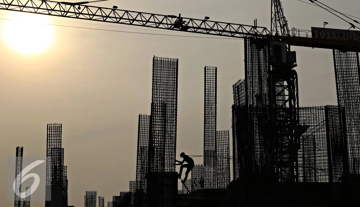 Siluet tiang konstruksi pembangunan gedung bertingkat terlihat di Jakarta Pusat, Senin (19/10/2015). Bank Indonesia memproyeksikan pertumbuhan ekonomi Indonesia pada kuartal III 2015 sebesar 4,85 persen. (Liputan6.com/Immanuel Antonius)