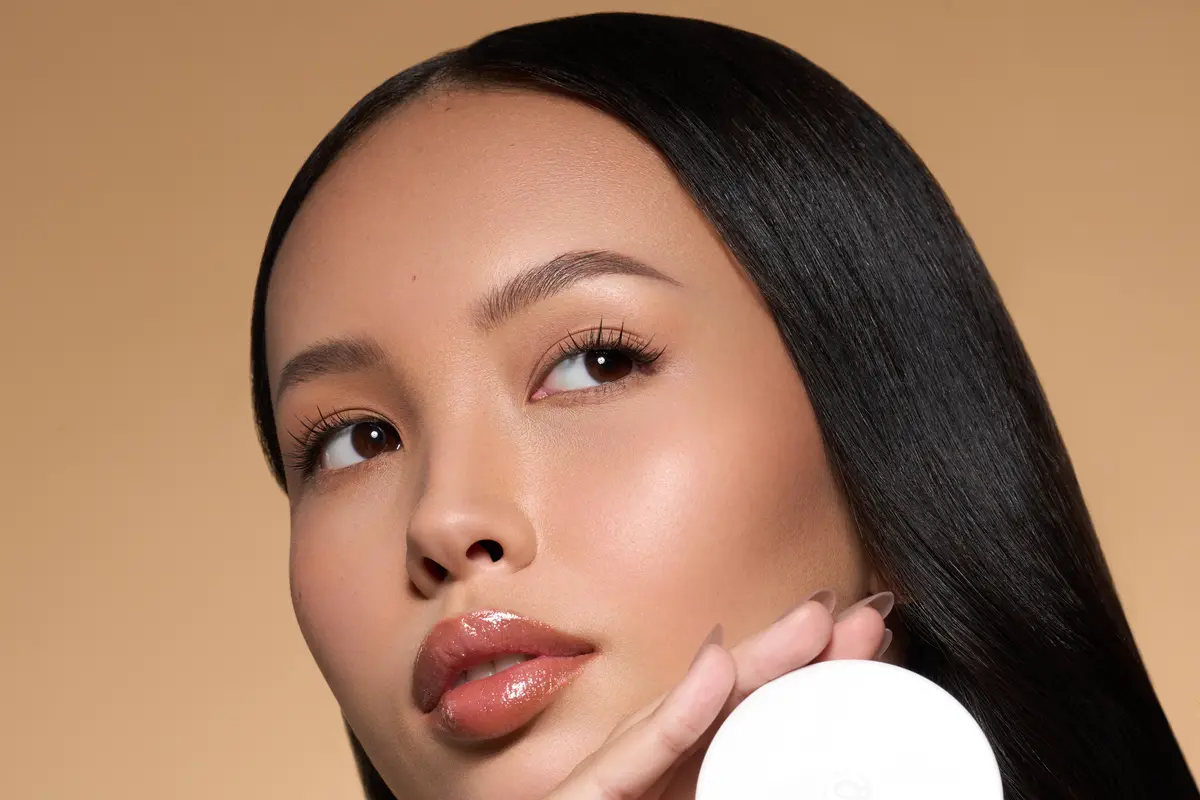 Bedak Tabur Kembali Jadi Andalan Makeup Flawless, Ini Rahasia Hasil Soft Blur yang Tahan Lama