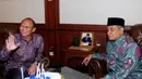 Anggota Dewan Pembina Partai Demokrat Pramono Edhie Wibowo banyak mengumbar senyum dan menyapa awak media saat berbincang dengan Said Aqil Siraj di PBNU, Jakarta, Rabu (30/4/14). (Liputan6.com/Andrian M. Tunay)