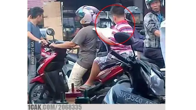 6 Kelakuan Nyeleneh Orang saat Macet Ini Bikin Geleng Kepala