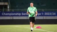 Pelatih Persib Bandung, Bojan Hodak saat memimpin timnya berlatih dalam sesi official training di Stadion Gelora Bangkalan, Madura, Kamis (30/5/2024) jelang laga leg kedua final Championship Series BRI Liga 1 2023/2024 menghadapi Madura United, Jumat, 31 Mei 2024. (Bola.com/Bagaskara Lazuardi)