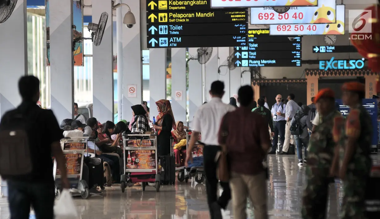 Calon penumpang menunggu jadwal keberangkatan di Bandara Halim Perdanakusuma, Jakarta, Rabu (13/2). Jumlah penumpang di jalur penerbangan domestik Bandara Halim menurun sebesar  18,38 persen sejak kenaikan harga tiket pesawat (Merdeka.com/Iqbal S Nugroho)