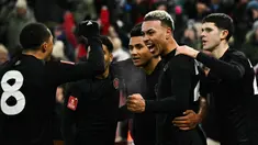 Pemain Aston Villa melakukan selebrasi setelah Morgan Rogers mencetak gol kemenangan 2-1 ke gawang West Ham pada laga lanjutan putaran ketiga Piala FA di Villa Park, Brimingham, Inggris, Minggu (11/01/2025). (AFP/Ben Stansall)