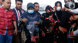 Sejumlah kerabat korban dan warga melakukan tabur bunga di lokasi kecelakaan maut di Jalan Transyogi, Cibubur, Bekasi, Jawa Barat, Rabu (20/7/2022). Aksi tabur bunga tersebut sebagai bentuk rasa duka cita atas meninggalnya 11 orang korban kecelakaan maut di kawasan tersebut. (Liputan6.com/Herman Zakharia)