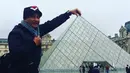 Jeremy Teti terlihat sering mengunggah momen liburannya di akun Instagram miliknya. Jeremy Teti terlihat pernah mengunjungi museum Louvre di Paris. (Liputan6.com/IG/@tetijeremy)