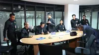 Pertemuan Asosiasi Pemain Profesional Indonesia (APPI) dan PT Liga di kantor PSSI, komplek Stadion Utama Gelora Bung Karno, Senayan, Jakarta, Selasa (3/11/2015). (Bola.com/Nicklas Hanoatubun)