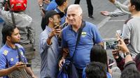 Pelatih Persib Bandung, Mario Gomez, diminta fans untuk berfoto bersama saat tiba di Bandara Adi Sucipto, Yogyakarta, Kamis (21/12/2017). (Bola.com/Ronald Seger Prabowo)