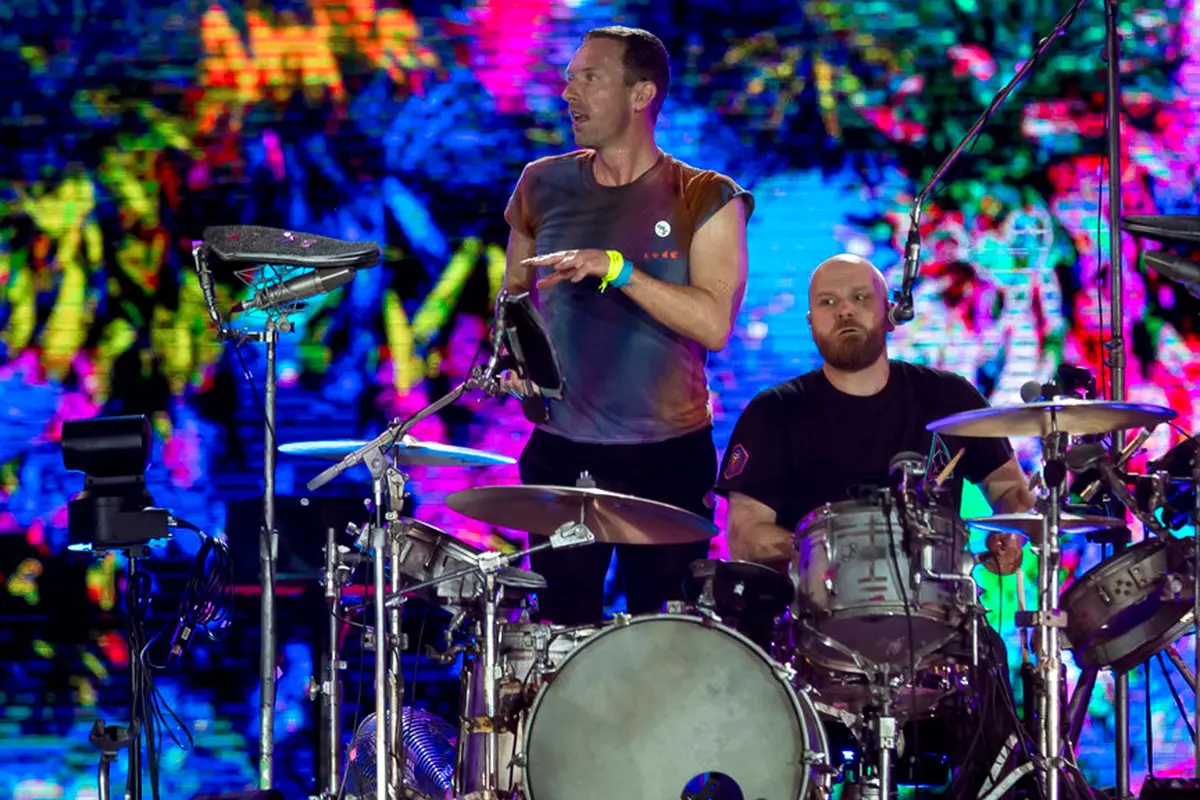 Aksi Chris Martin Saat Coldplay Meriahkan Panggung Rock in Rio 2022