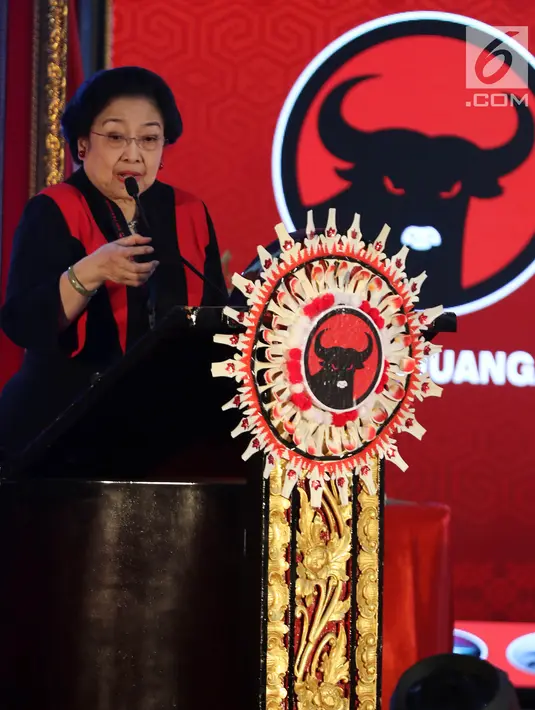 Megawati Soekarnoputri selaku Ketua Umum terpilih menyampaikan pidato penutup dalam Kongres V PDIP di Hotel Grand Inna Bali Beach, Sanur, Sabtu (10/8/2019). Dalam pidatonya, Megawati mengimbau seluruh kader memiliki karsa atau kekuatan jiwa yang dinamakan Tri Karsa PDIP. (Liputan6.com/Johan Tallo)