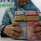 Teller menunjukkan mata uang rupiah di bank, Jakarta, Rabu (22/1/2020). Gubernur Bank Indonesia Perry Warjiyo mengatakan penguatan nilai tukar rupiah yang belakangan terjadi terhadap dolar Amerika Serikat sejalan dengan fundamental ekonomi Indonesia dan mekanisme pasar. (Liputan6.com/Angga Yuniar)