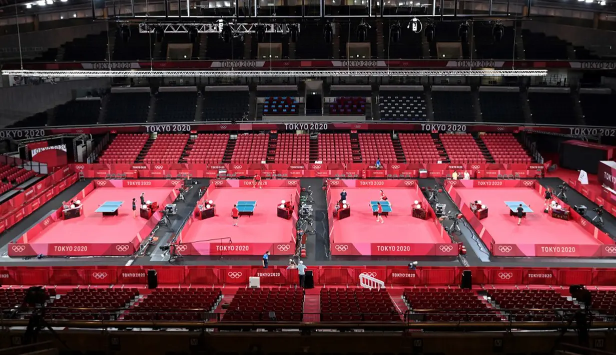 Para pemain tenis meja melakukan sesi latihan jelang Olimpiade Tokyo 2020 di Tokyo Metropolitan Gymnasium, Tokyo, Jepang, Rabu (21/7/2021). Olimpiade Tokyo 2020 akan dibuka pada 23 Juli 2021. (Jung Yeon-je/AFP)