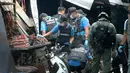 Petugas unit forensik Thailand mengecek sebuah pasar setelah terjadi bom motor di Provinsi Yala, Thailand bagian selatan (22/1). Sedikitnya tiga orang tewas dan 18 orang lainnya luka-luka akibat ledakan tesebut. (AFP Photo/Tuwaedaniya Meringing)