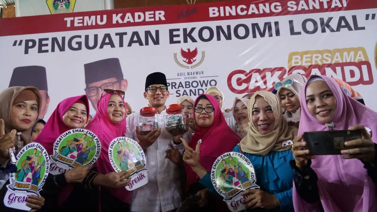 Sandiaga Uno menerima uang sumbangan di Gresik, Jawa Timur.