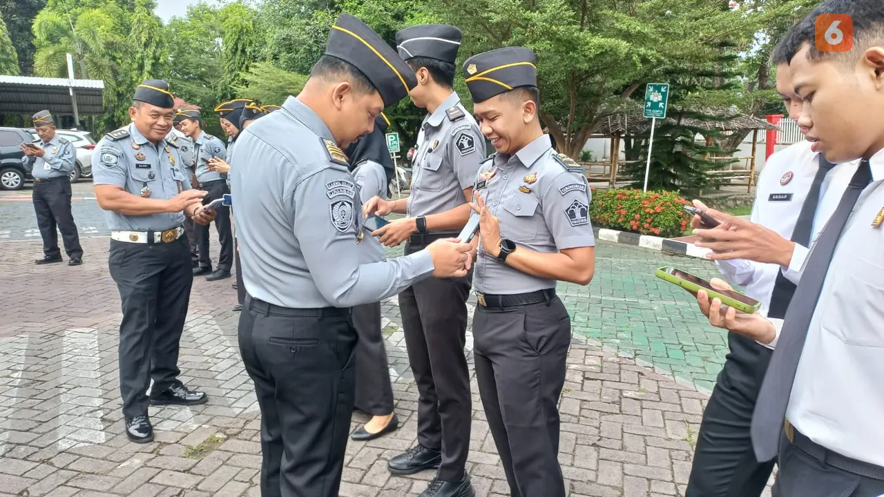 Sejumlah handpone para petugas Lapas Parepare terjaring sidak usai apel pagi dalam rangka mengantisipasi adanya praktik judi online. (Liputan6.com/Eka Hakim)