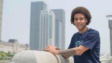 Gelandang Belgia, Axel Witsel berpose dengan latar belakang gedung di kota Tianjin, China (6/10). Witsel mengakui bahwa tawaran dari Tianjin Quanjian yang kini dilatih Fabio Cannavaro sulit ditolak. (AFP Photo/Olli Geibel)