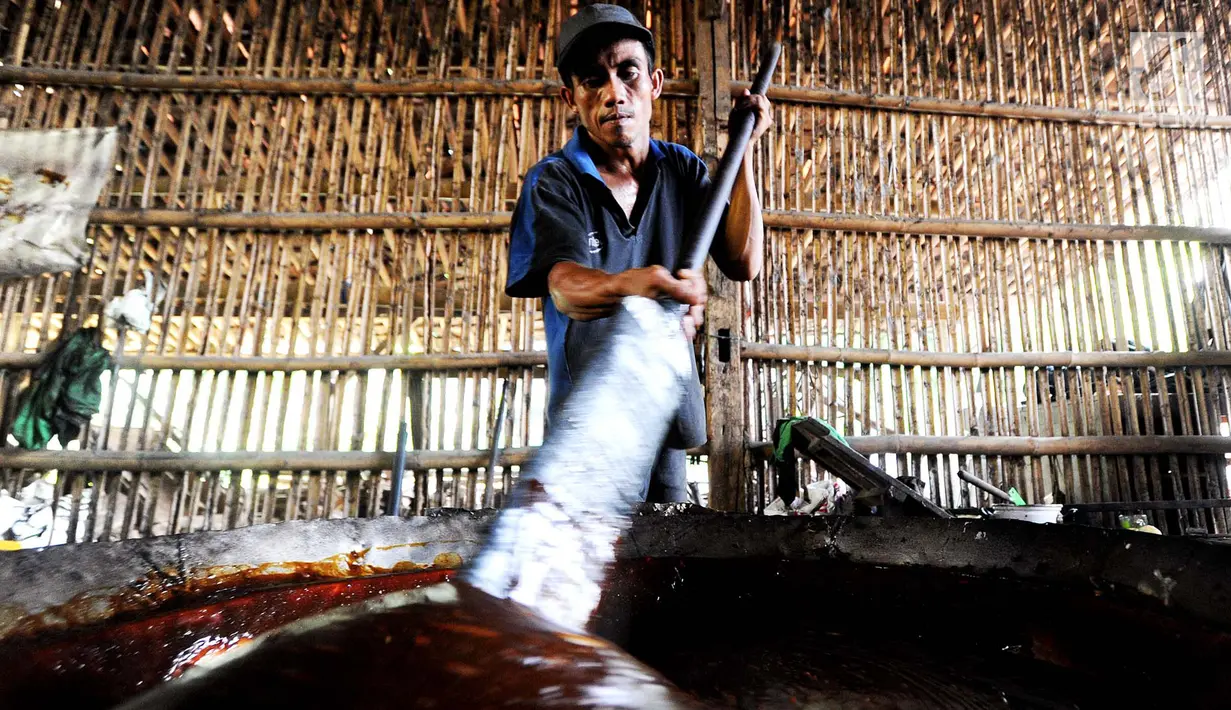 Pekerja mengaduk adonan dodol Betawi di kawasan Cilenggang, Serpong, Kota Tangerang Selatan, Senin (27/5/2019). Hampir sepekan menjelang Lebaran, permintaan dodol Betawi yang dijual Rp48 ribu per kilogram itu mengalami peningkatan hingga 300 persen dari hari biasa. (merdeka.com/Arie Basuki)