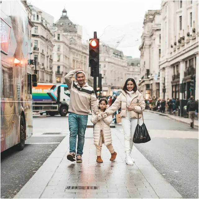 7 Potret Liburan Gading Marten Bersama Gisel dan Gempi di London