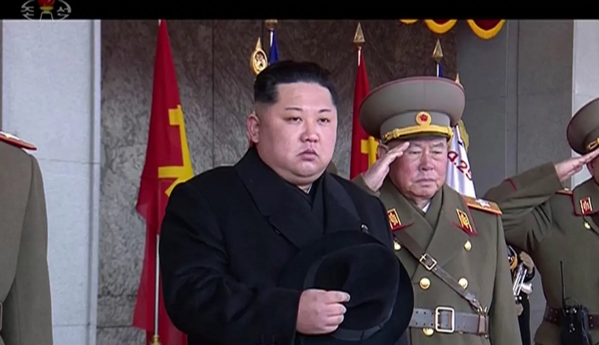 Pemimpin Korea Utara Kim Jong-un saat tengah menghadiri sebuah parade militer di Pyongyang, Korea Utara (8/2). Korea Utara mengadakan parade militer dan demonstrasi di Kim Il Sung Square. (KRT via AP Video)