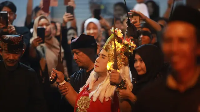 Tahun ini, seblang ditarikan oleh Isni, wanita berusia 52 tahun. Ini merupakan kali pertama bagi dia menjadi seblang menggantikan Aisah atau Mbah Isah yang berusia 76 tahun. (Istimewa)