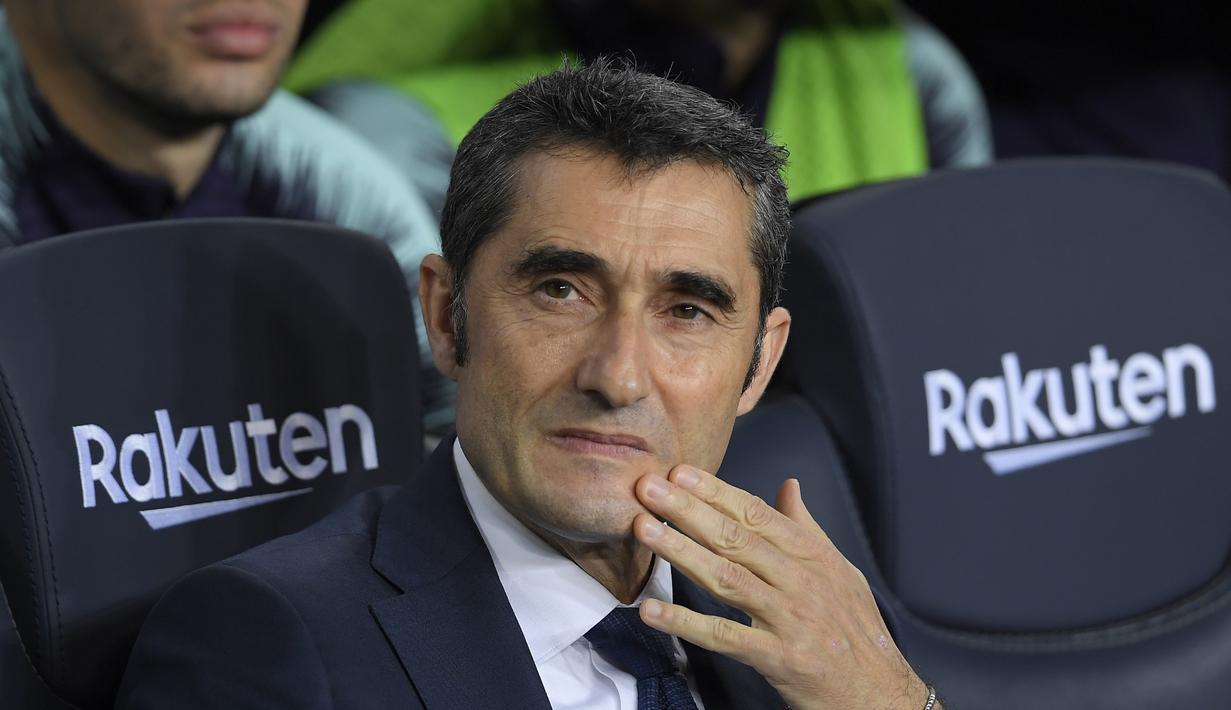 Valverde puas Barcelona raih kemenangan pada laga lanjutan La Liga yang berlangsung di stadion, Camp Nou, Spanyol, Senin (3/12). Barcelona menang 2-0 atas Villareal. Ini merupakan kemenangan ke-400 Valverde selama melatih di La Liga. (AFP/Lluis Gene)