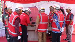 Gubernur Maluku Utara, Abdul Gani Kasuba didampingi  pihak managemen PT Malut Sejahtera melihat maket dari Stadion Malut United Arena saat acara peletakan batu pertama pembangunan Stadion Malut United Arena di Kota Sofifi, Maluku Utara, Senin (14/8/2023). (Bola.com/Okie Prabhowo)