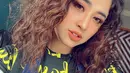 Banyak warganet yang menyukai style-nya pada malam saat menjadi juri D'Academy. Pedangdut cantik ini bahkan membuat penonton setia pencinta dangdut tak bosan menonton acaranya sampai malam. Gaya rambutnya yang stunning itu membuatnya disebut mirip pemeran telenovela Marimar. (Liputan6.com/IG/@dewiperssik9)