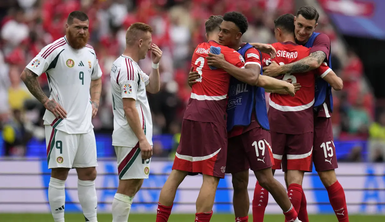 Para pemain Timnas Swiss merayakan kemenangan 3-1 di depan dua pemain Timnas Hungaria setelah berakhirnya laga Grup A Euro 2024 di RheinEnergie Stadium, Cologne, Jerman, Sabtu (15/6/2024). (AP Photo/Themba Hadebe)