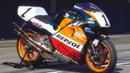 Honda NSR 500 --- Motor dengan livery Repsol ini menjadi ikon dari balap GP500 ketika dikendarai oleh pembalap asal Australia, Mick Doohan di era 1990an. Mesin NSR500 menggunakan konfigurasi 500cc V4 yang mampu menghasilkan tenaga hingga 200 Hp. Prestasi Honda NSR500 ini tidak diragukan lagi di ajang balap legendaris tersebut. (Source: pinterest.se)