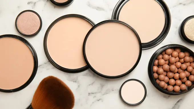 Penting Untuk Makeup, Ini 5 Jenis Bedak yang Wajib Diketahui