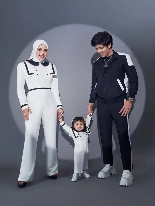 <p>Pernikahan Aurel dan Atta pun makin sempurna dengan kehadiran Ameena. [Foto: instagram.com/dickyphotographie/aurelie.hermansyah]</p>